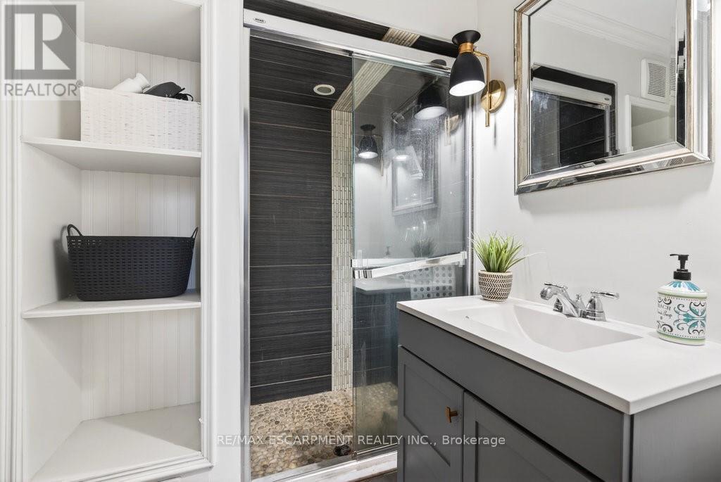 16 Forestgate Drive, Hamilton, ON - Indoor Photo Showing Bathroom