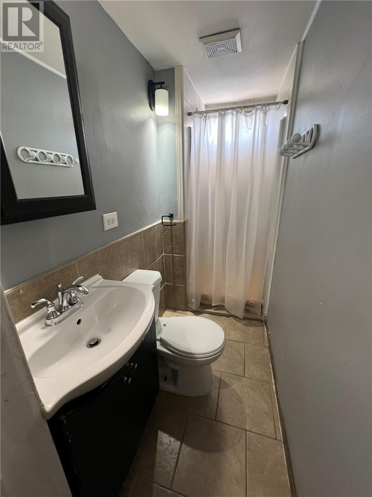 430 Montague Avenue Unit# 2, Sudbury, ON - Indoor Photo Showing Bathroom