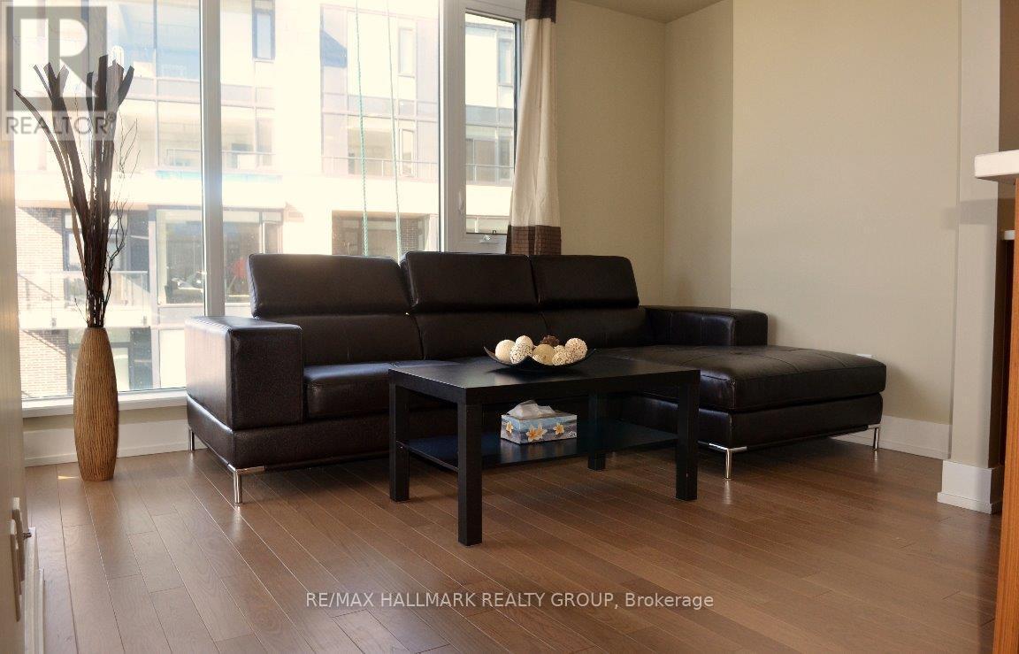 618 - 360 Patricia Avenue, Ottawa, ON - Indoor Photo Showing Living Room