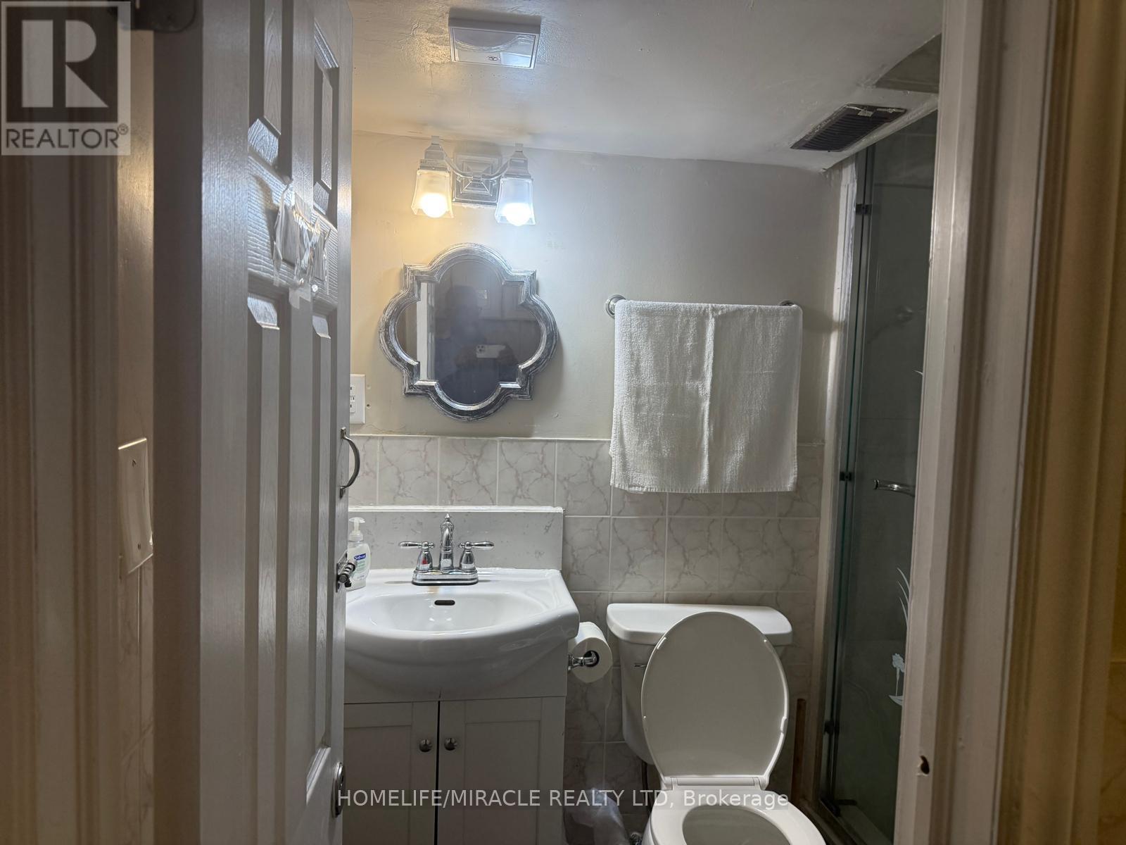 Main & Second Floor - 29 Parsonage Drive, Toronto, ON - Indoor Photo Showing Bathroom