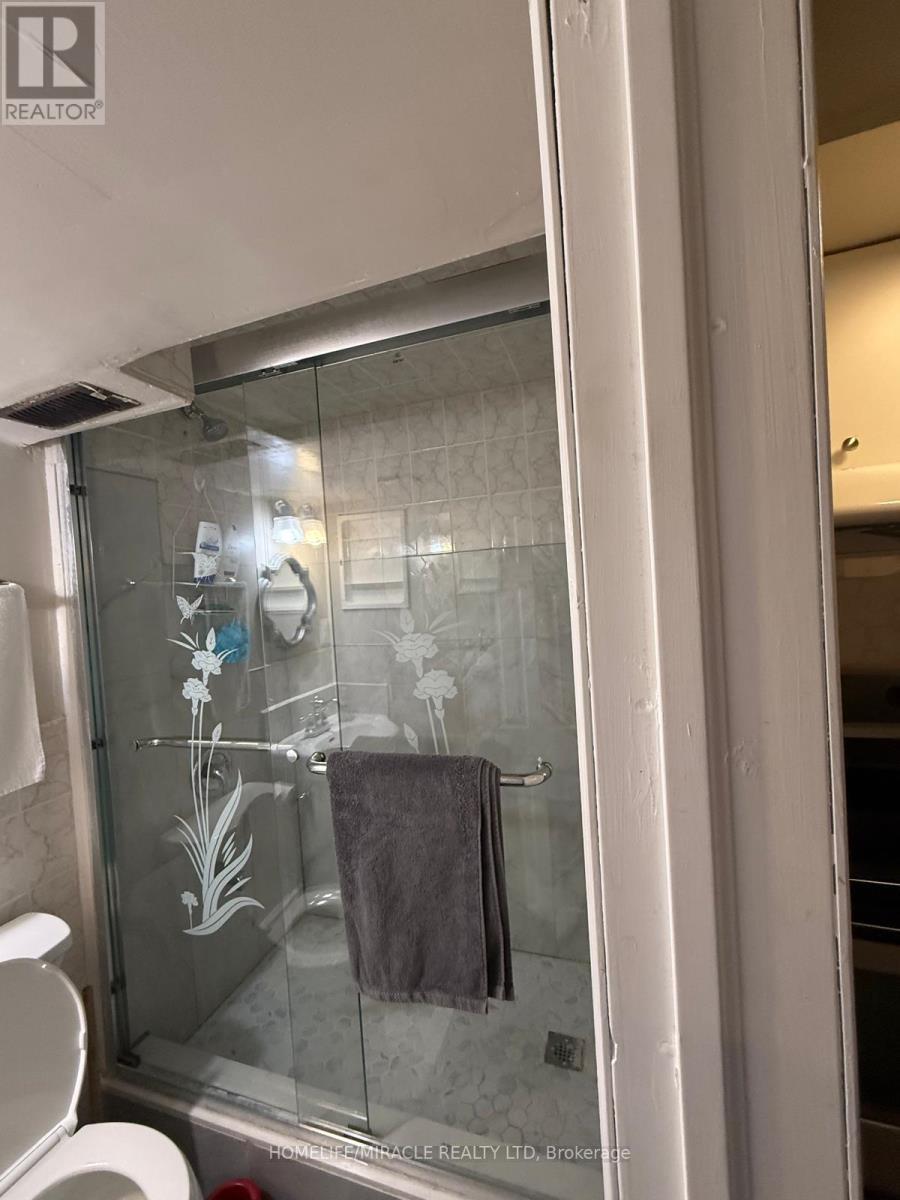 Main & Second Floor - 29 Parsonage Drive, Toronto, ON - Indoor Photo Showing Bathroom