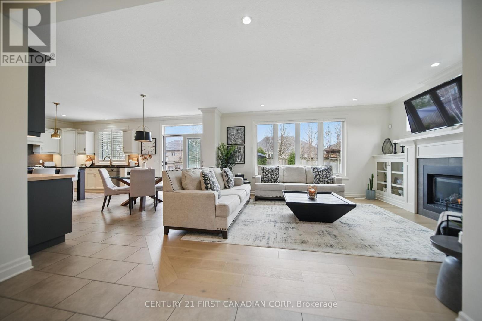 3442 Settlement Place, London South (South V), ON - Indoor Photo Showing Living Room With Fireplace
