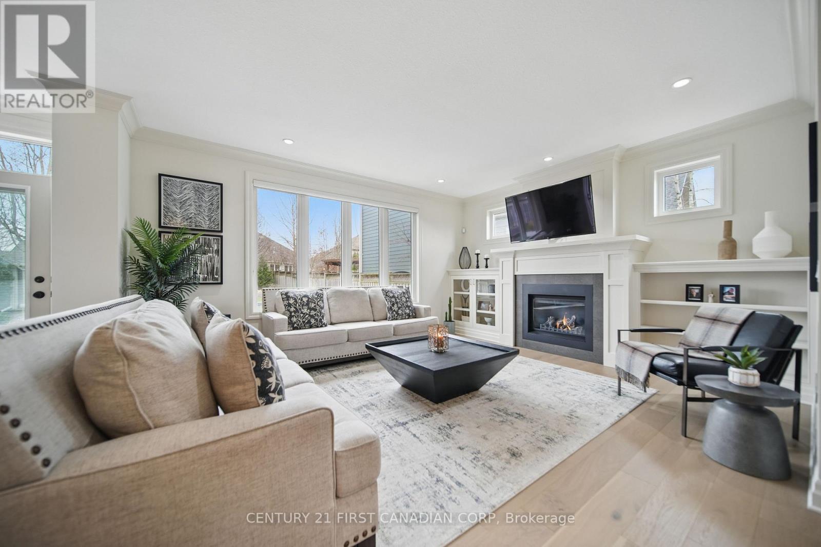 3442 Settlement Place, London South (South V), ON - Indoor Photo Showing Living Room With Fireplace