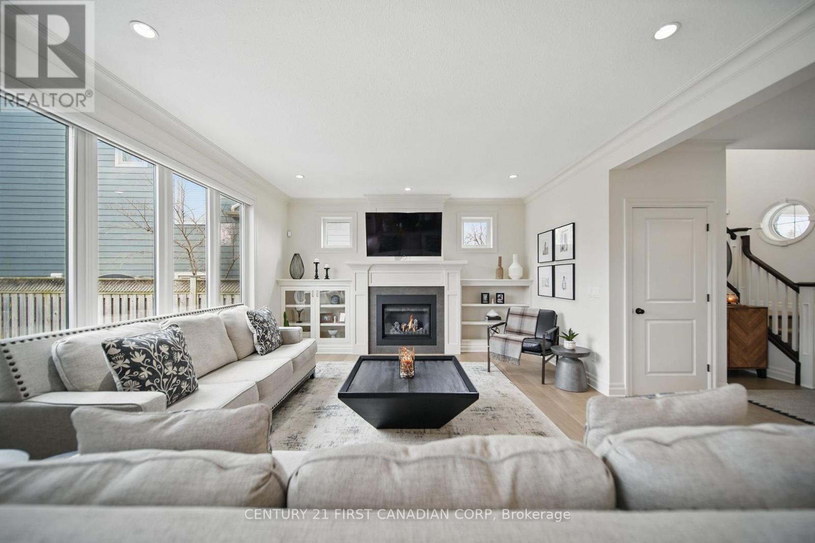 3442 Settlement Place, London South (South V), ON - Indoor Photo Showing Living Room With Fireplace