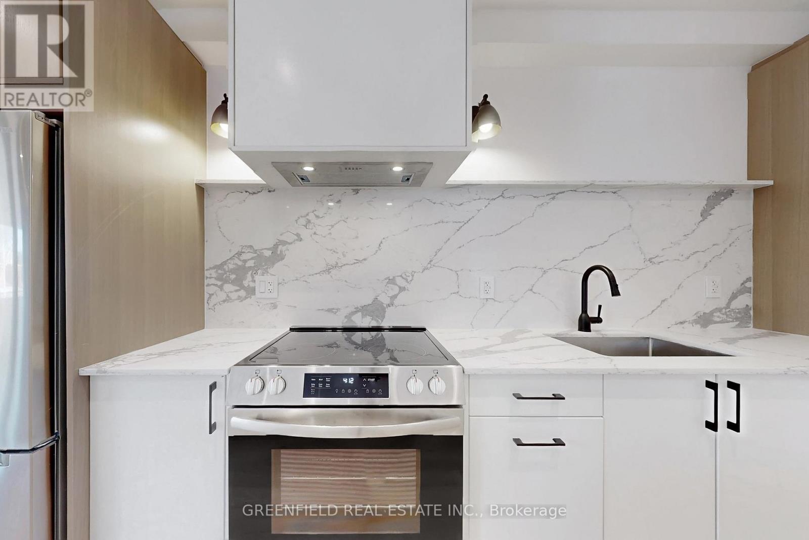 Upper - 168 Pearson Avenue, Toronto, ON - Indoor Photo Showing Kitchen