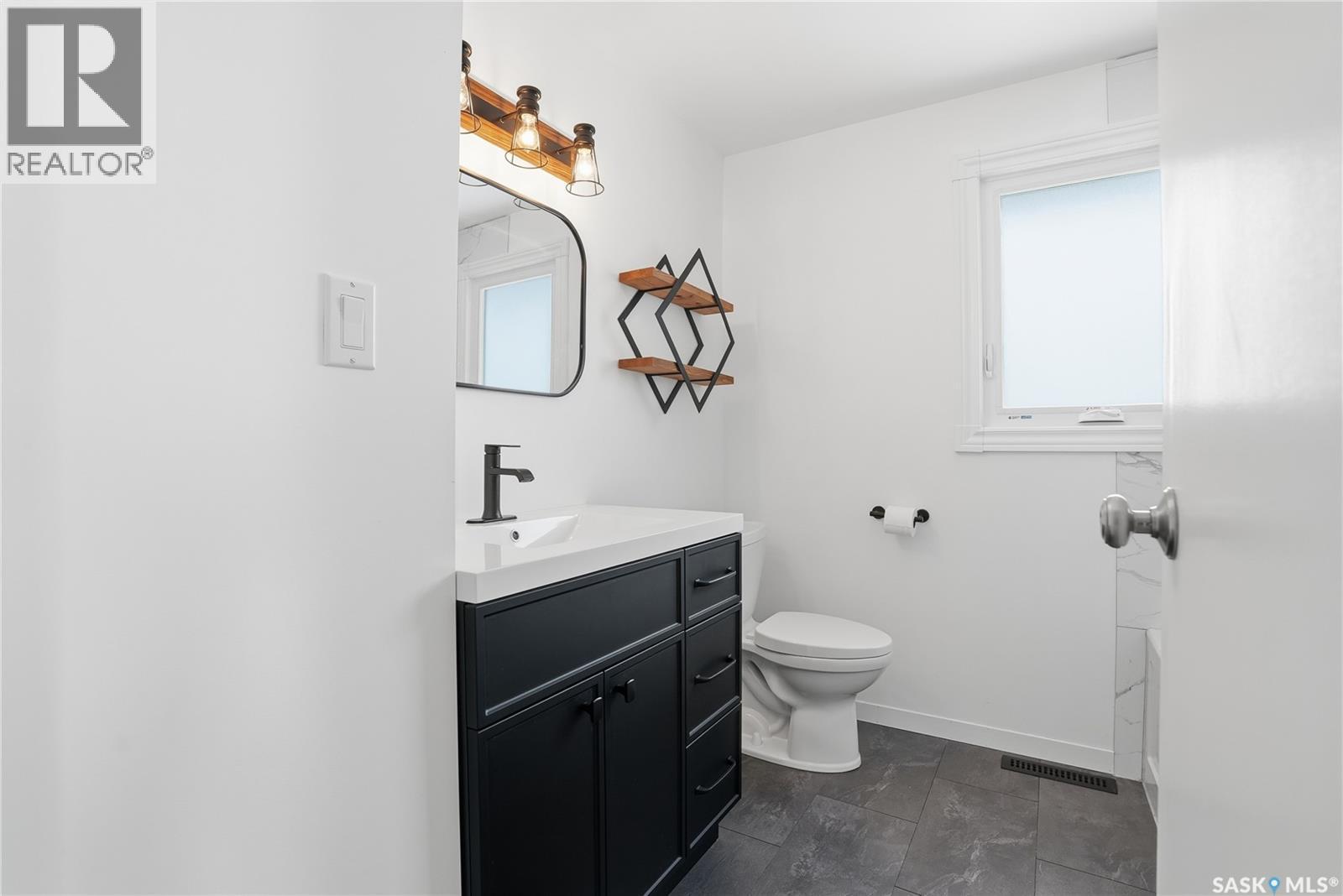 5 Heritage Place, Hepburn, SK - Indoor Photo Showing Bathroom