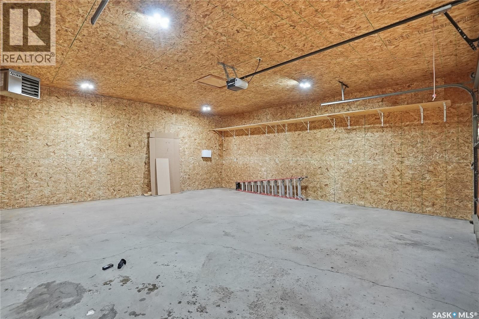 5 Heritage Place, Hepburn, SK - Indoor Photo Showing Garage