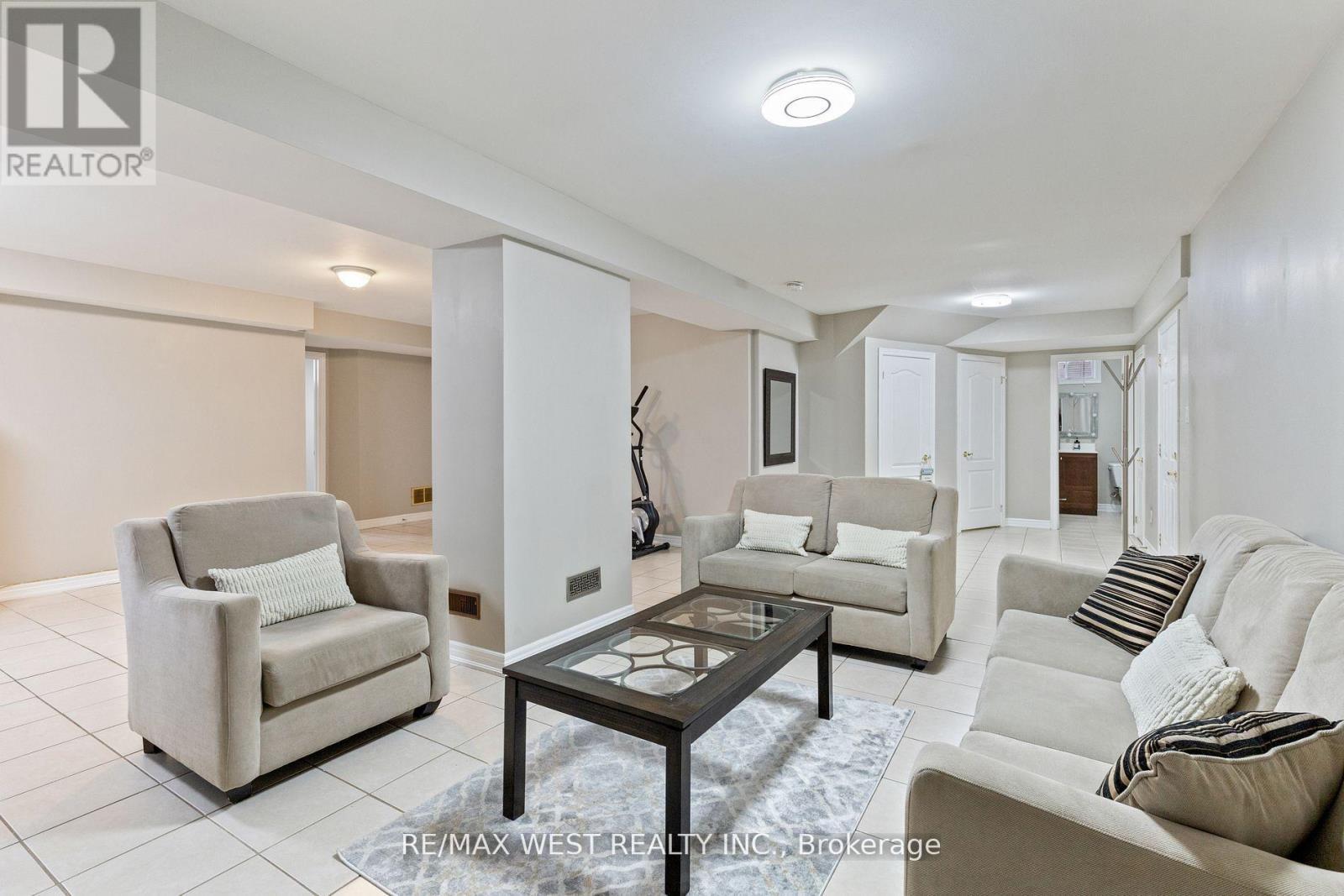 47 Timber Lane, Vaughan, ON - Indoor Photo Showing Living Room