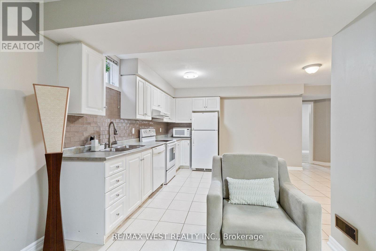 47 Timber Lane, Vaughan, ON - Indoor Photo Showing Kitchen With Double Sink