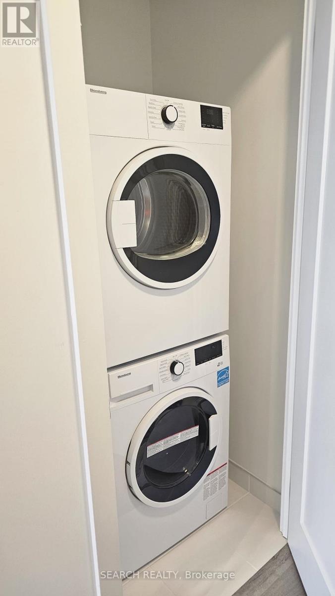 3209 - 5105 Hurontario Street, Mississauga, ON - Indoor Photo Showing Laundry Room