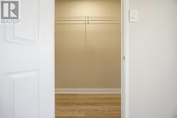 Walk-in Closet -