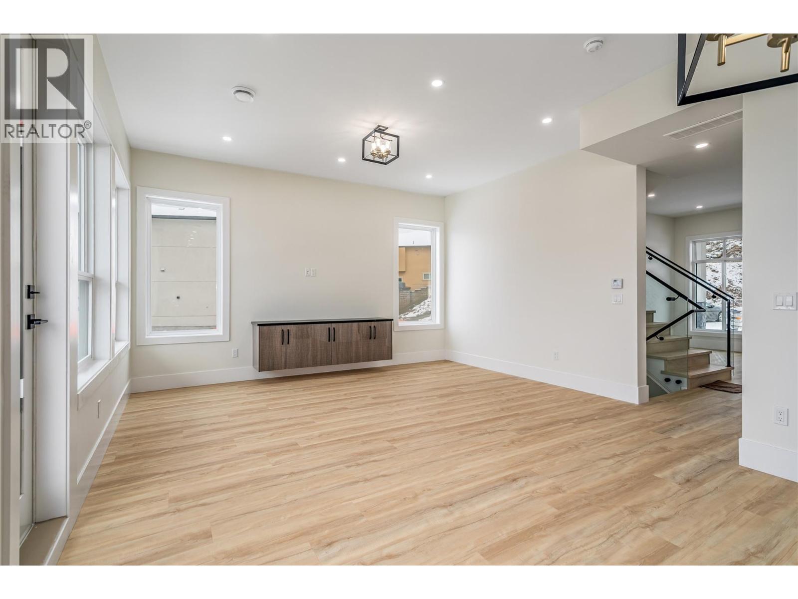 Living Room - 1136 Hume Avenue, Kelowna, BC - Indoor Photo Showing Other Room