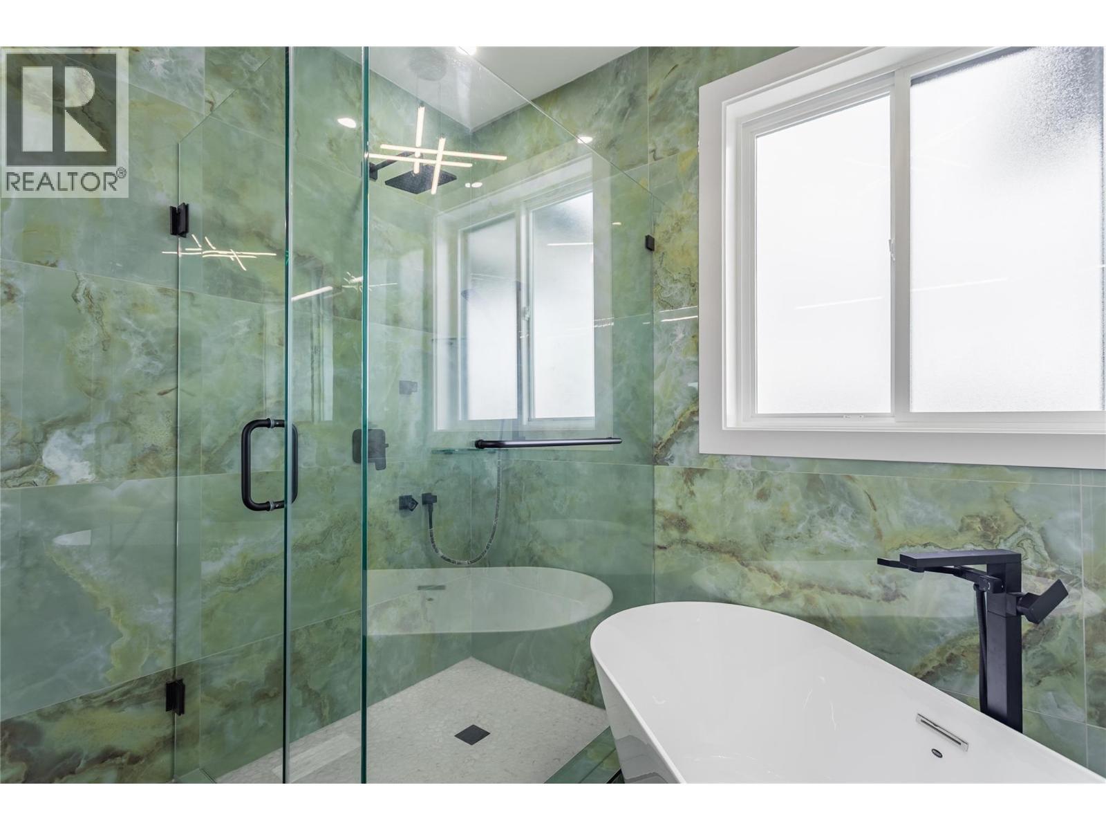 1136 Hume Avenue, Kelowna, BC - Indoor Photo Showing Bathroom