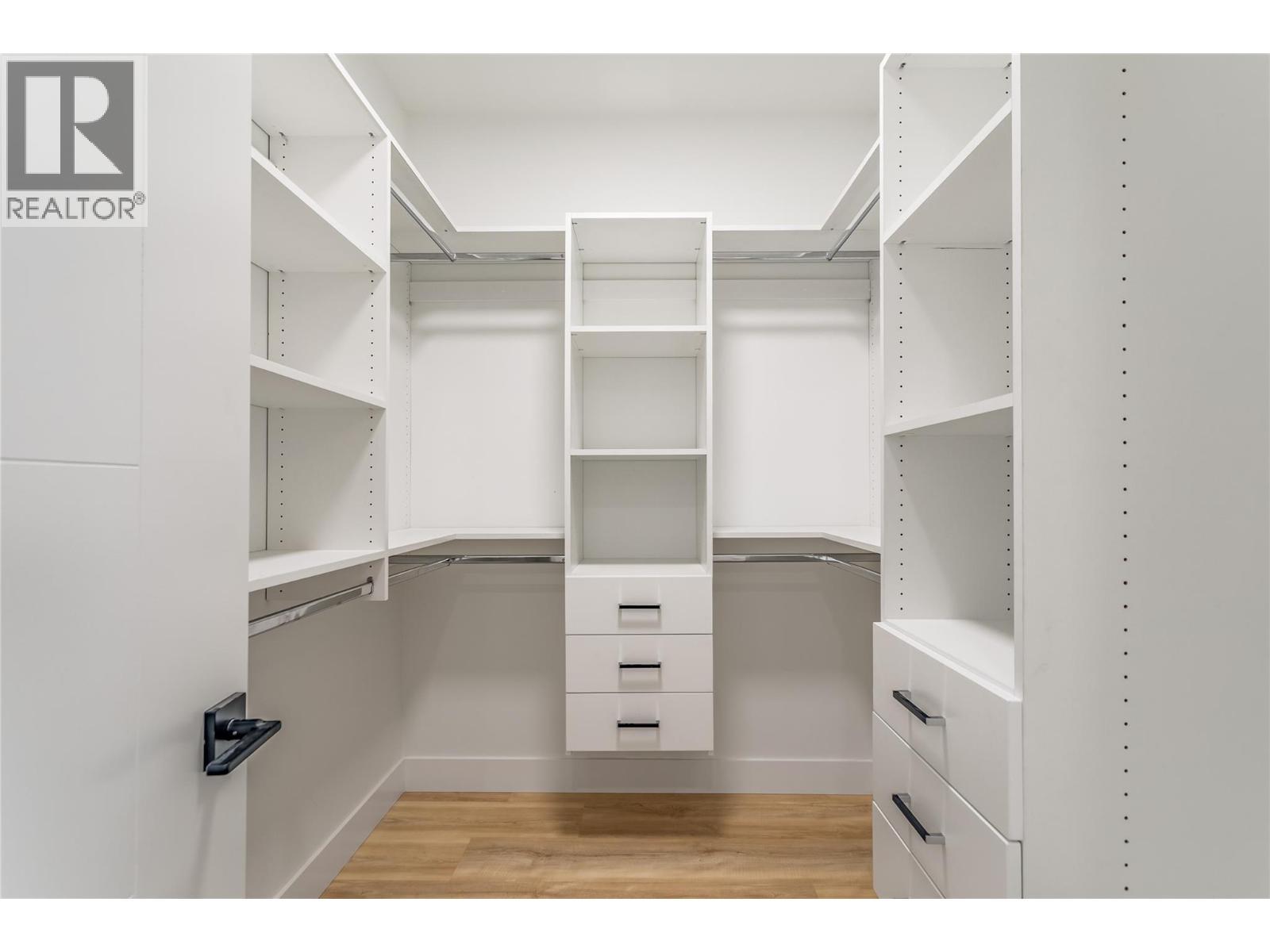 Master walk in closet - 1136 Hume Avenue, Kelowna, BC - Indoor With Storage