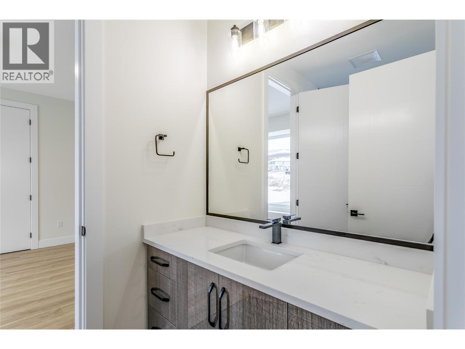 Ensuite - 1136 Hume Avenue, Kelowna, BC - Indoor