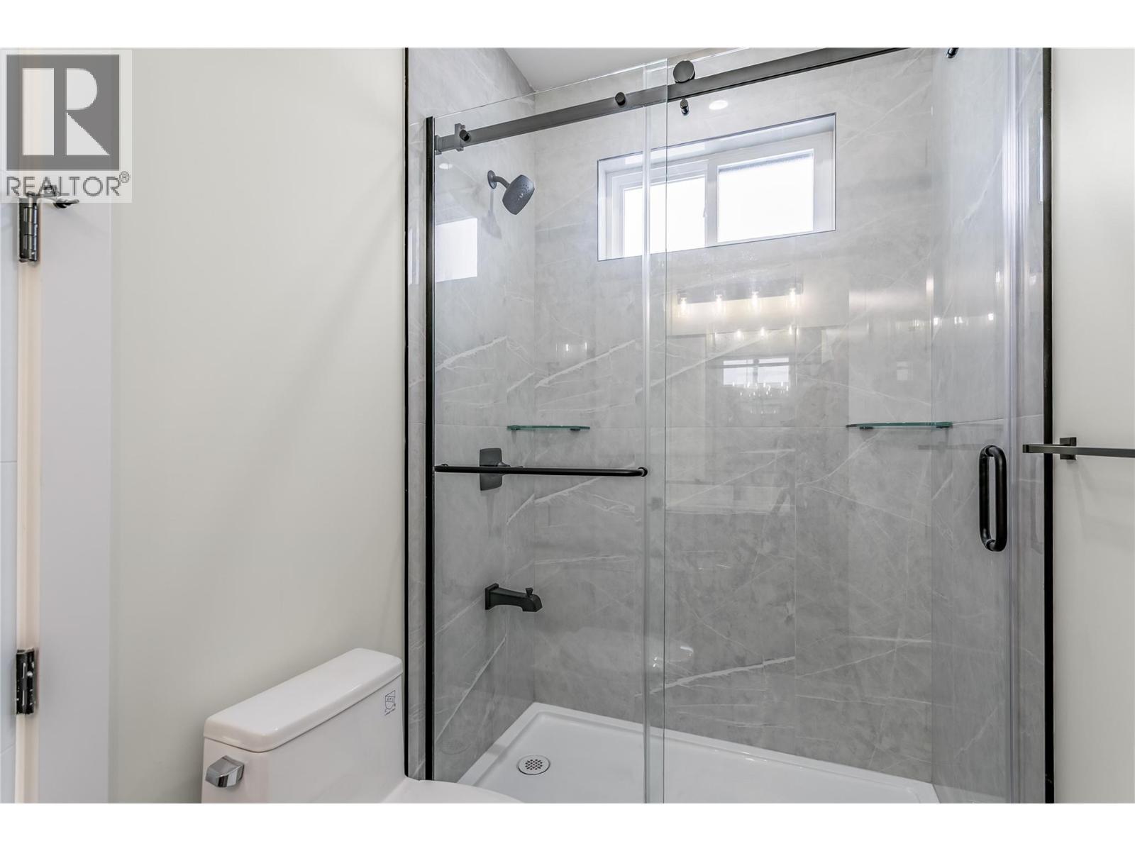 1136 Hume Avenue, Kelowna, BC - Indoor Photo Showing Bathroom