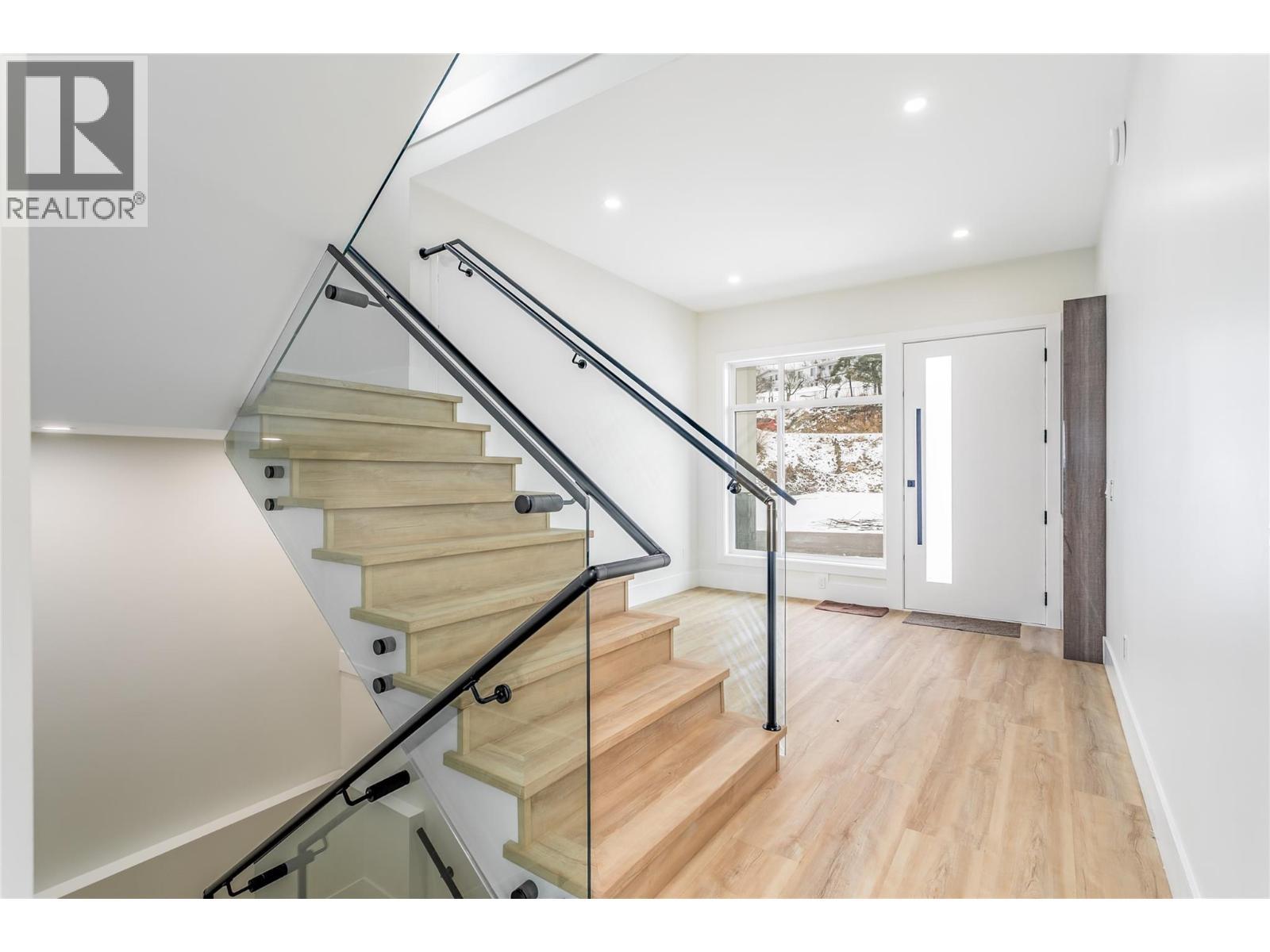 Front Entrance/ Foyer - 1136 Hume Avenue, Kelowna, BC - Indoor Photo Showing Other Room