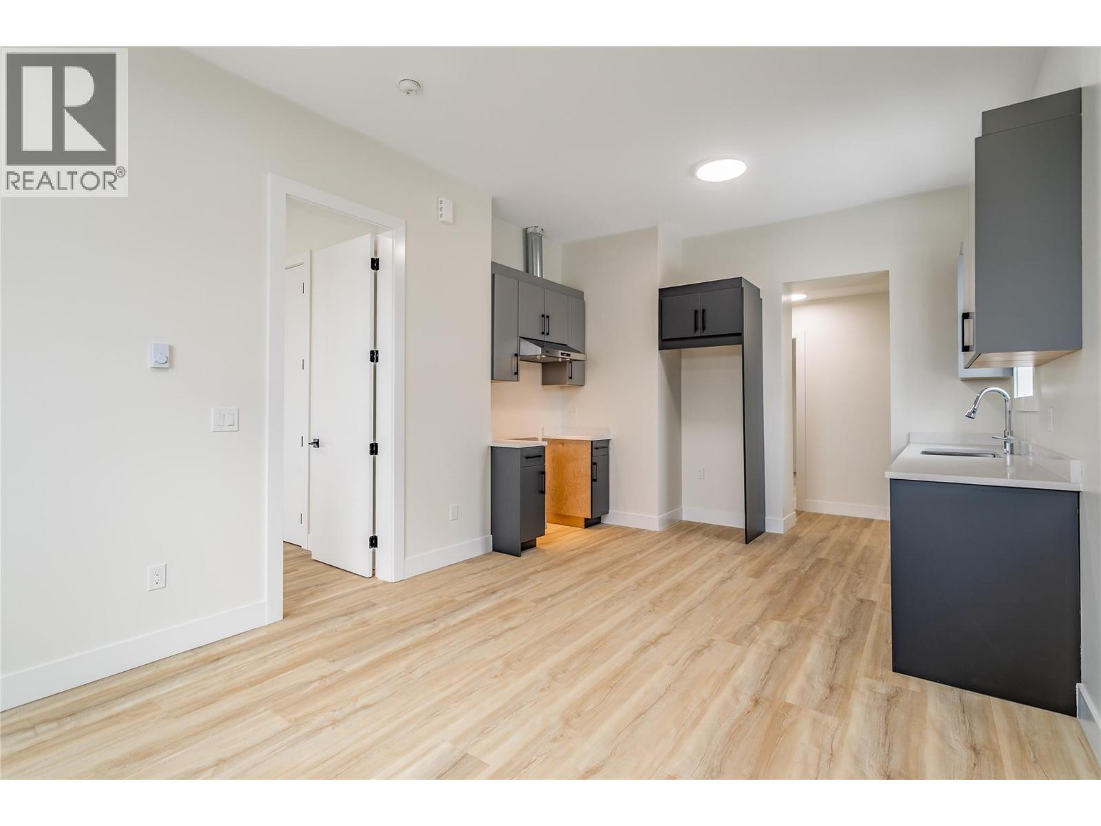 1136 Hume Avenue, Kelowna, BC - Indoor Photo Showing Kitchen