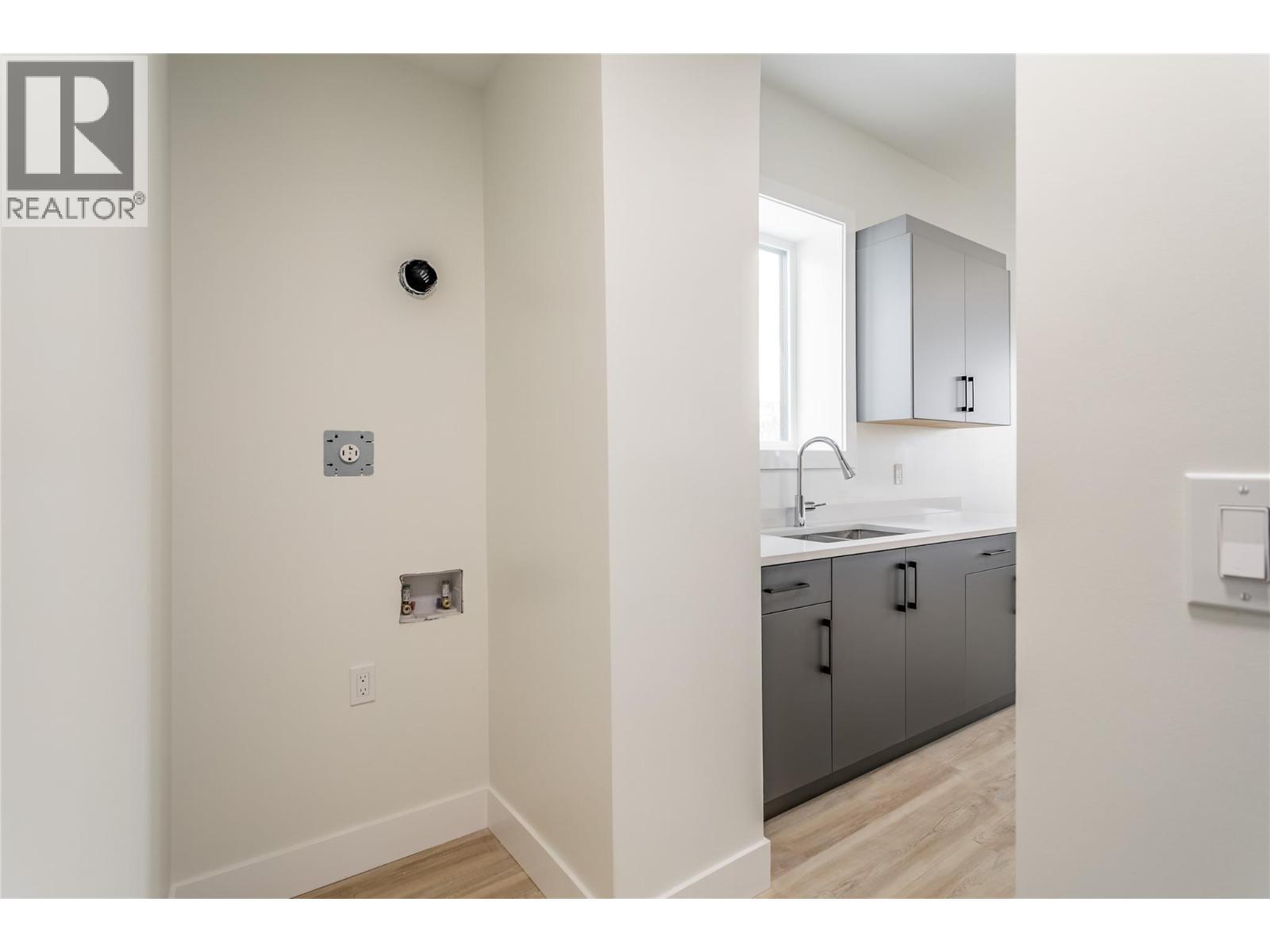 Suite Laundry - 1136 Hume Avenue, Kelowna, BC - Indoor