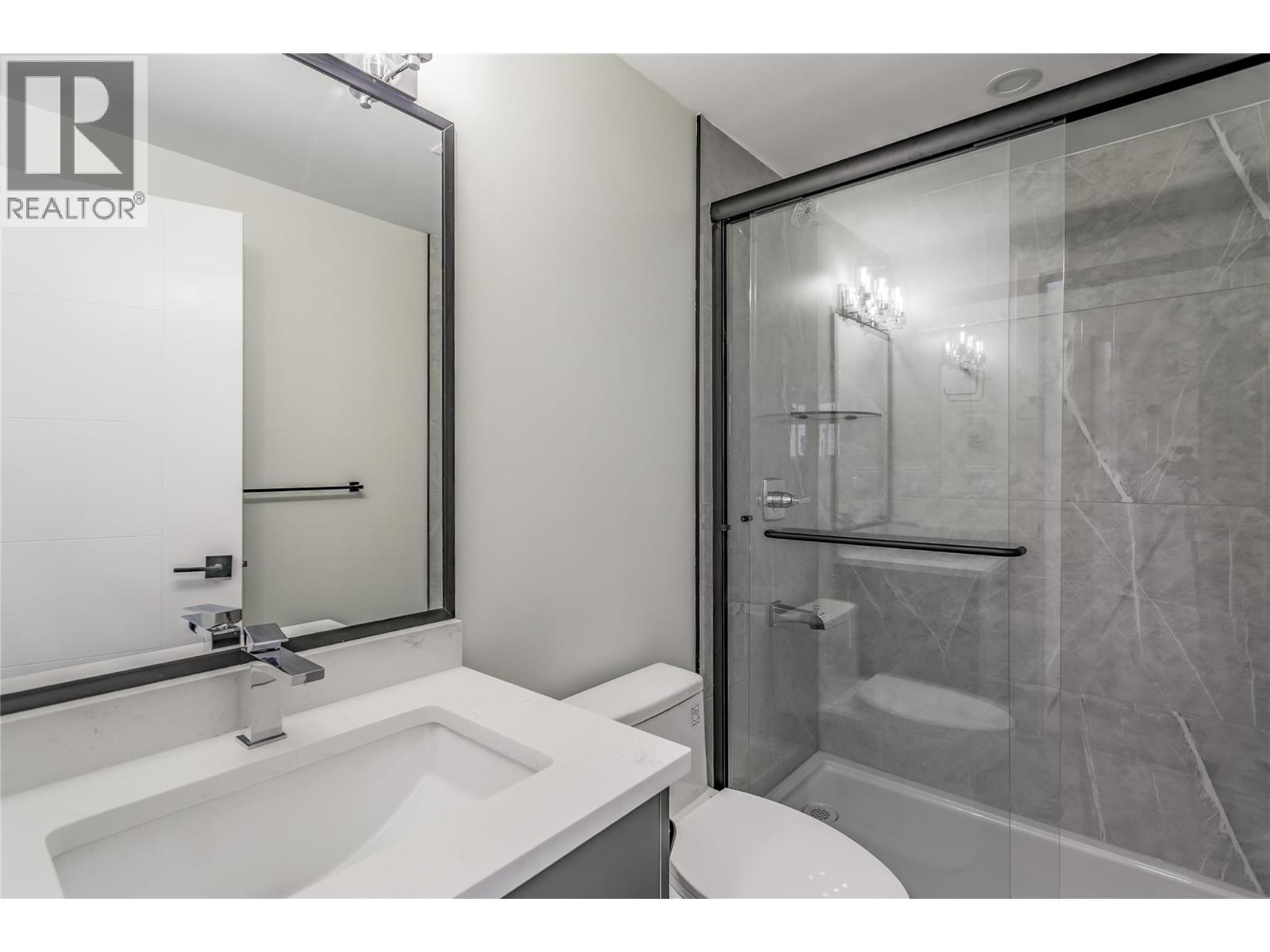 Suite Bathroom - 1136 Hume Avenue, Kelowna, BC - Indoor Photo Showing Bathroom