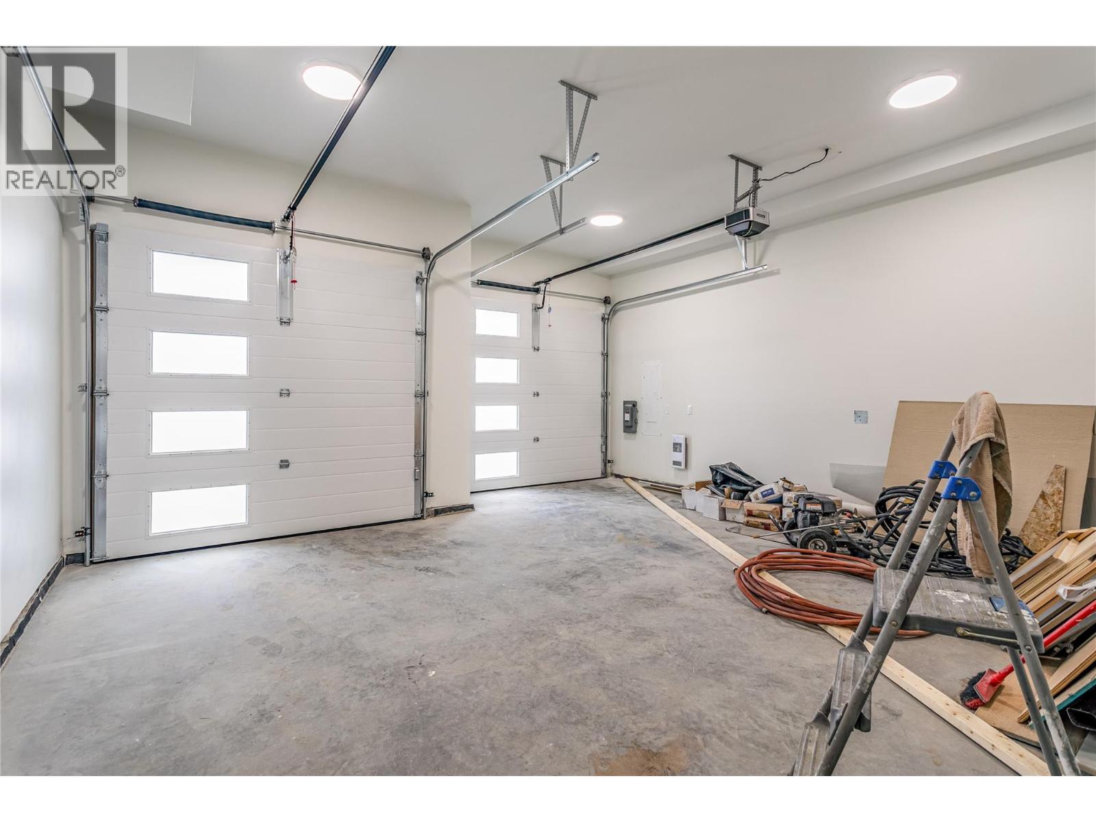 Garage - 1136 Hume Avenue, Kelowna, BC - Indoor Photo Showing Garage