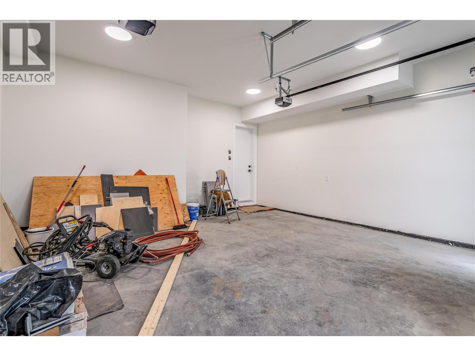 1136 Hume Avenue, Kelowna, BC - Indoor Photo Showing Garage