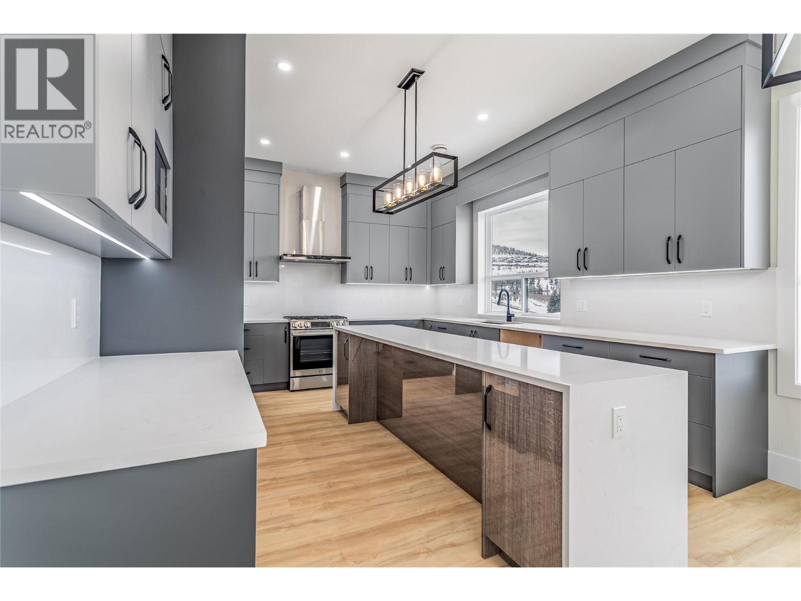1136 Hume Avenue, Kelowna, BC - Indoor Photo Showing Kitchen With Upgraded Kitchen