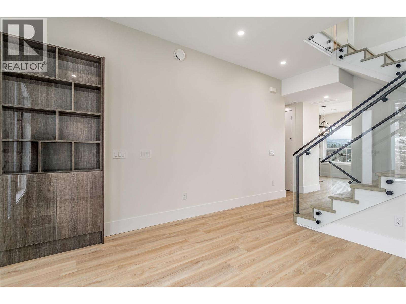 1136 Hume Avenue, Kelowna, BC - Indoor Photo Showing Other Room