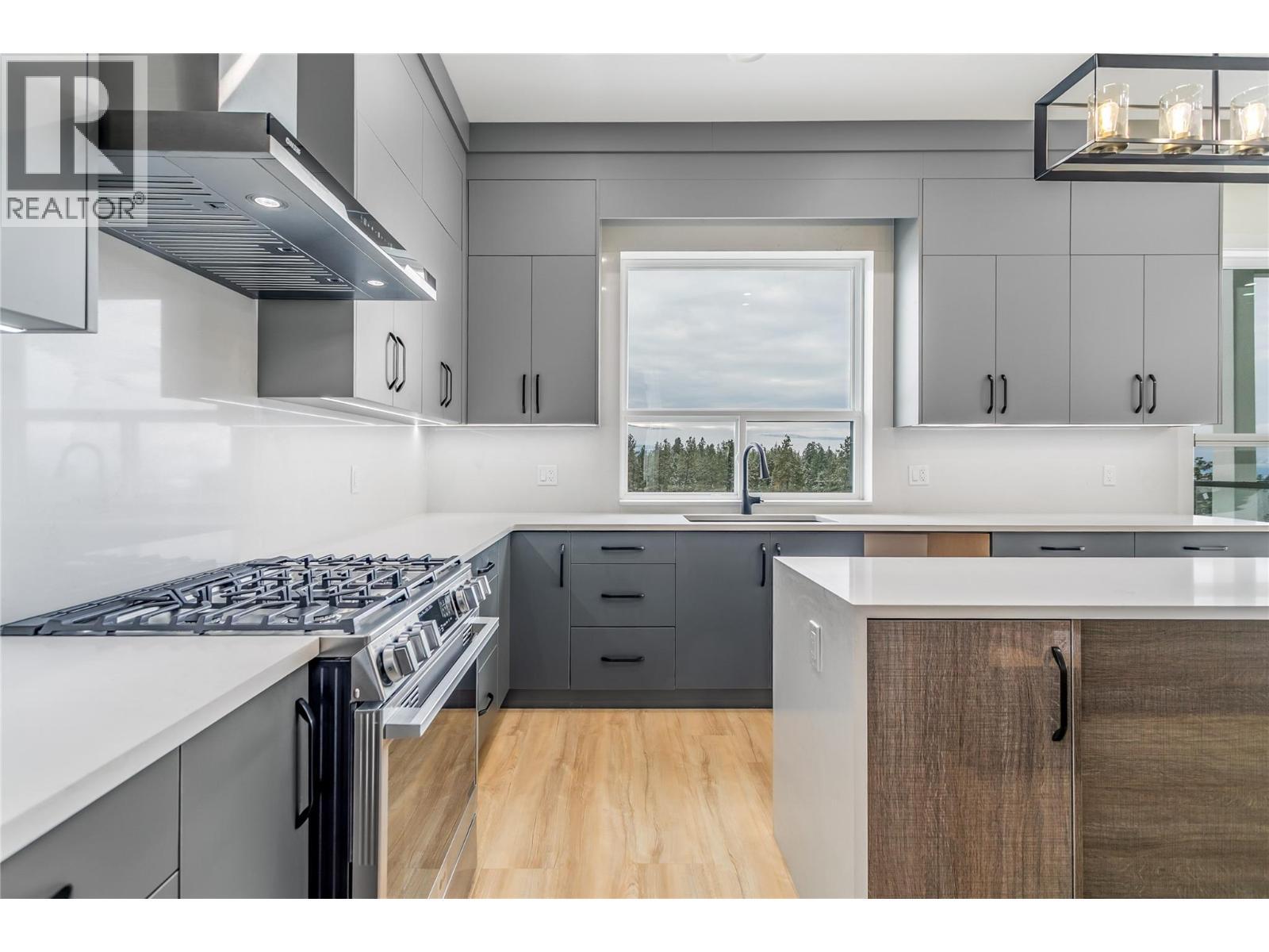 1136 Hume Avenue, Kelowna, BC - Indoor Photo Showing Kitchen With Upgraded Kitchen