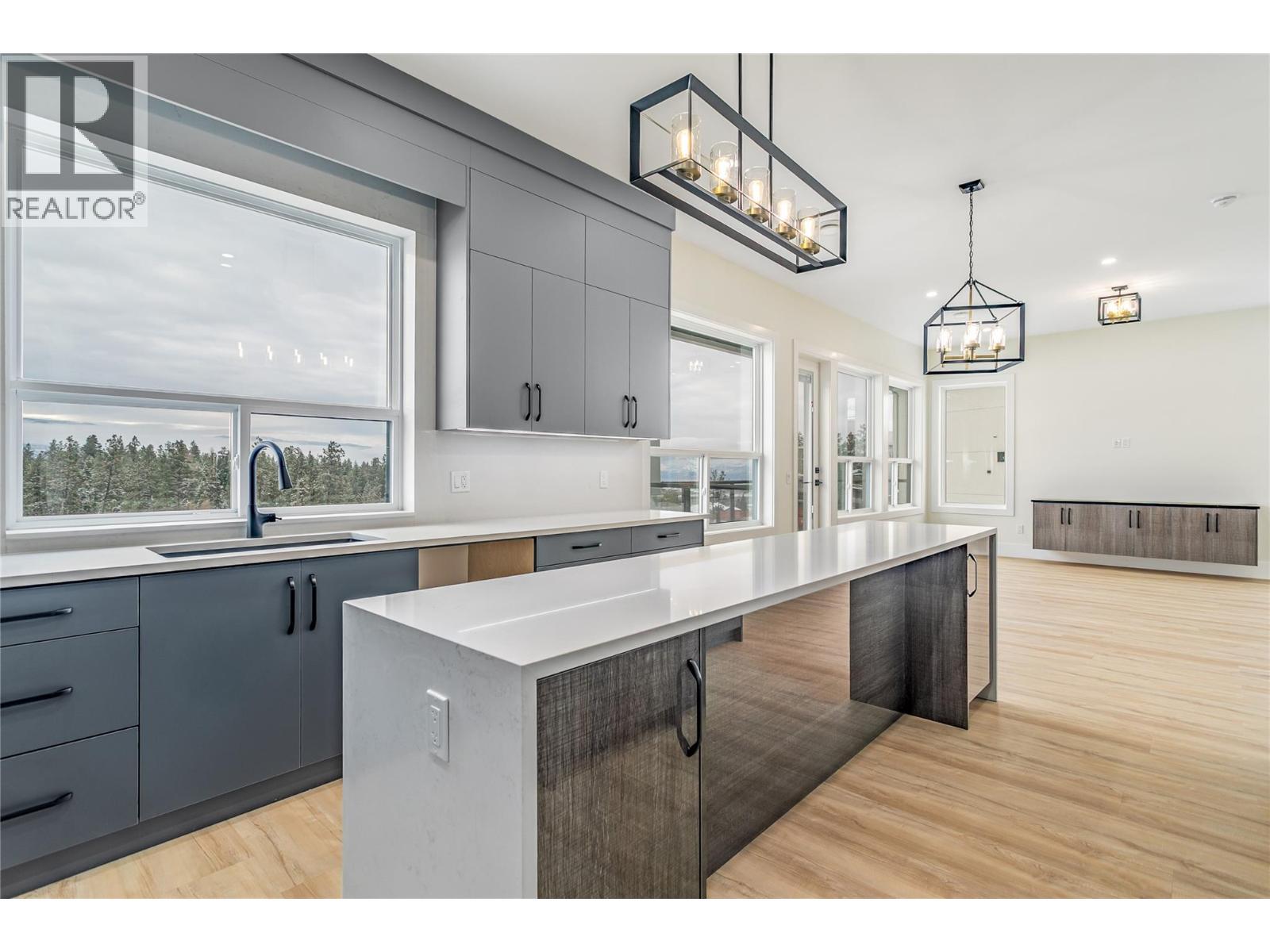 1136 Hume Avenue, Kelowna, BC - Indoor Photo Showing Kitchen With Upgraded Kitchen