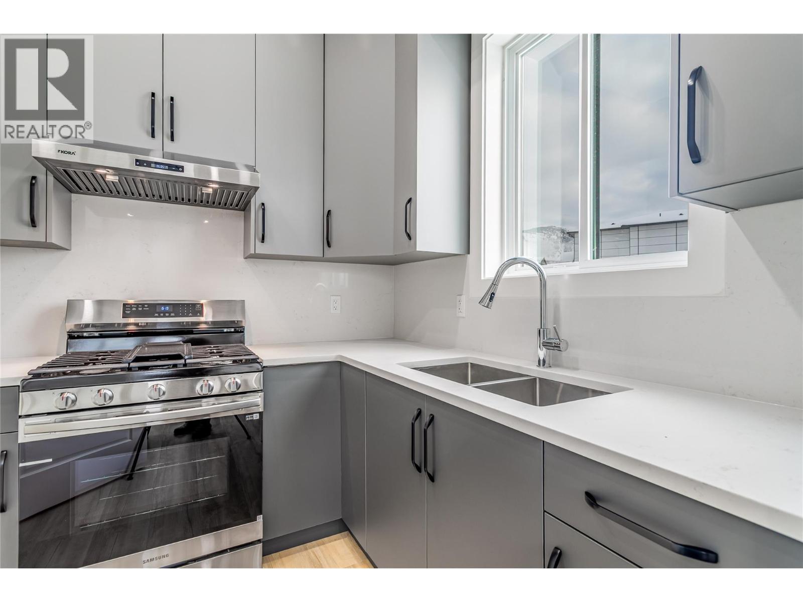Spice Kitchen - 1136 Hume Avenue, Kelowna, BC - Indoor Photo Showing Kitchen With Double Sink With Upgraded Kitchen