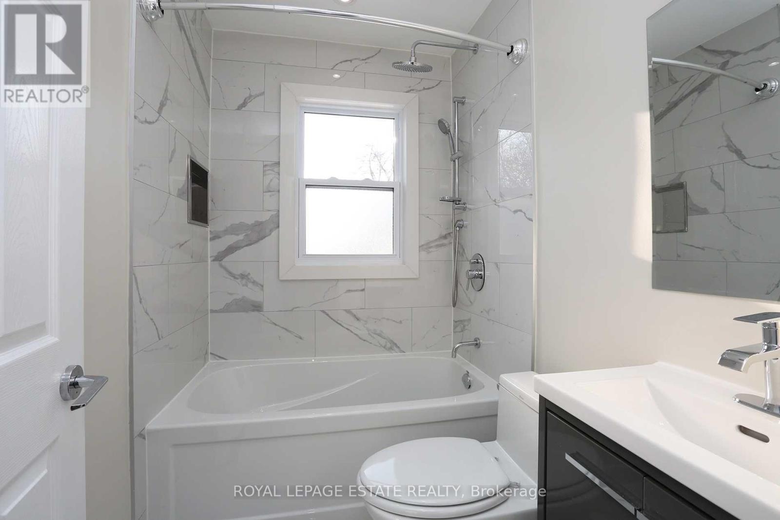 215 Oakridge Drive, Toronto, ON - Indoor Photo Showing Bathroom