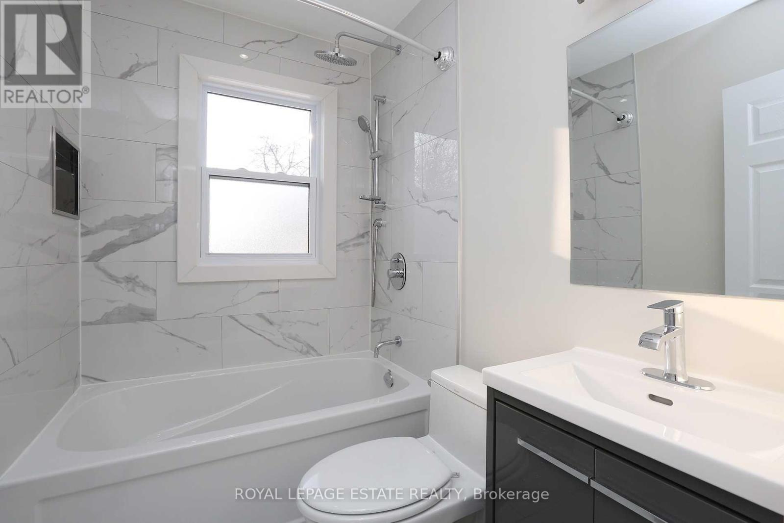 215 Oakridge Drive, Toronto, ON - Indoor Photo Showing Bathroom