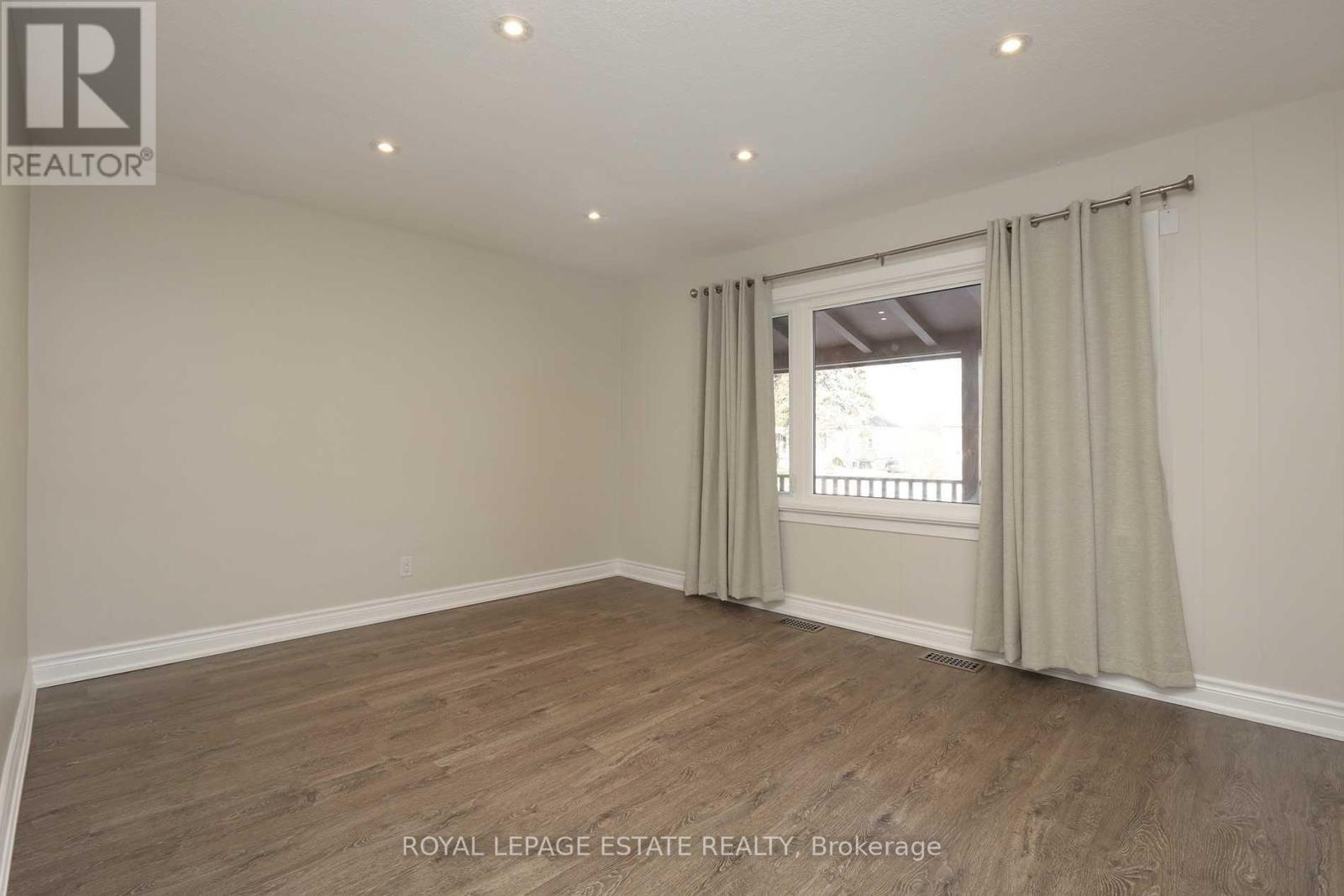 215 Oakridge Drive, Toronto, ON - Indoor Photo Showing Other Room