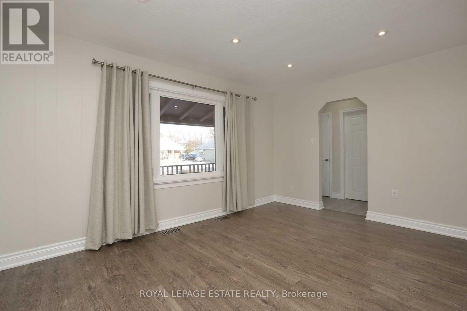 215 Oakridge Drive, Toronto, ON - Indoor Photo Showing Other Room