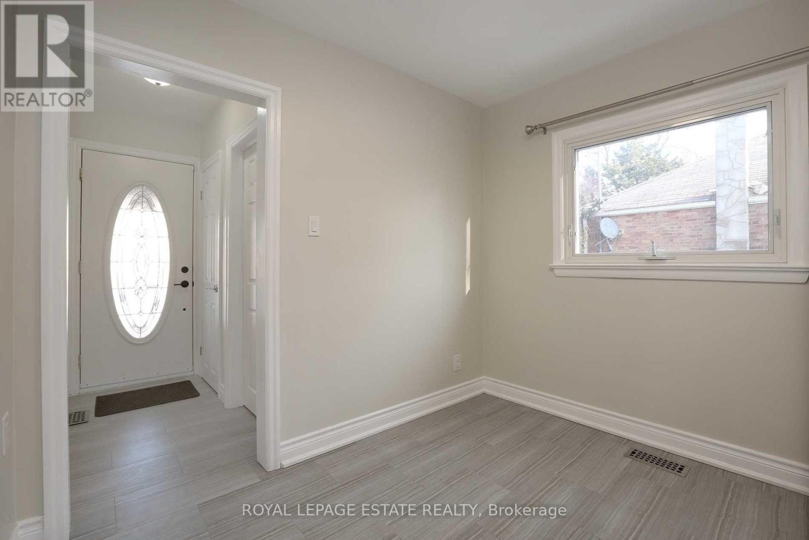 215 Oakridge Drive, Toronto, ON - Indoor Photo Showing Other Room