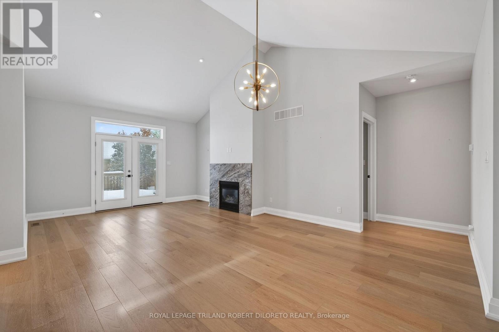 302 - 5 Wood Haven Drive, Tillsonburg, ON - Indoor Photo Showing Living Room With Fireplace