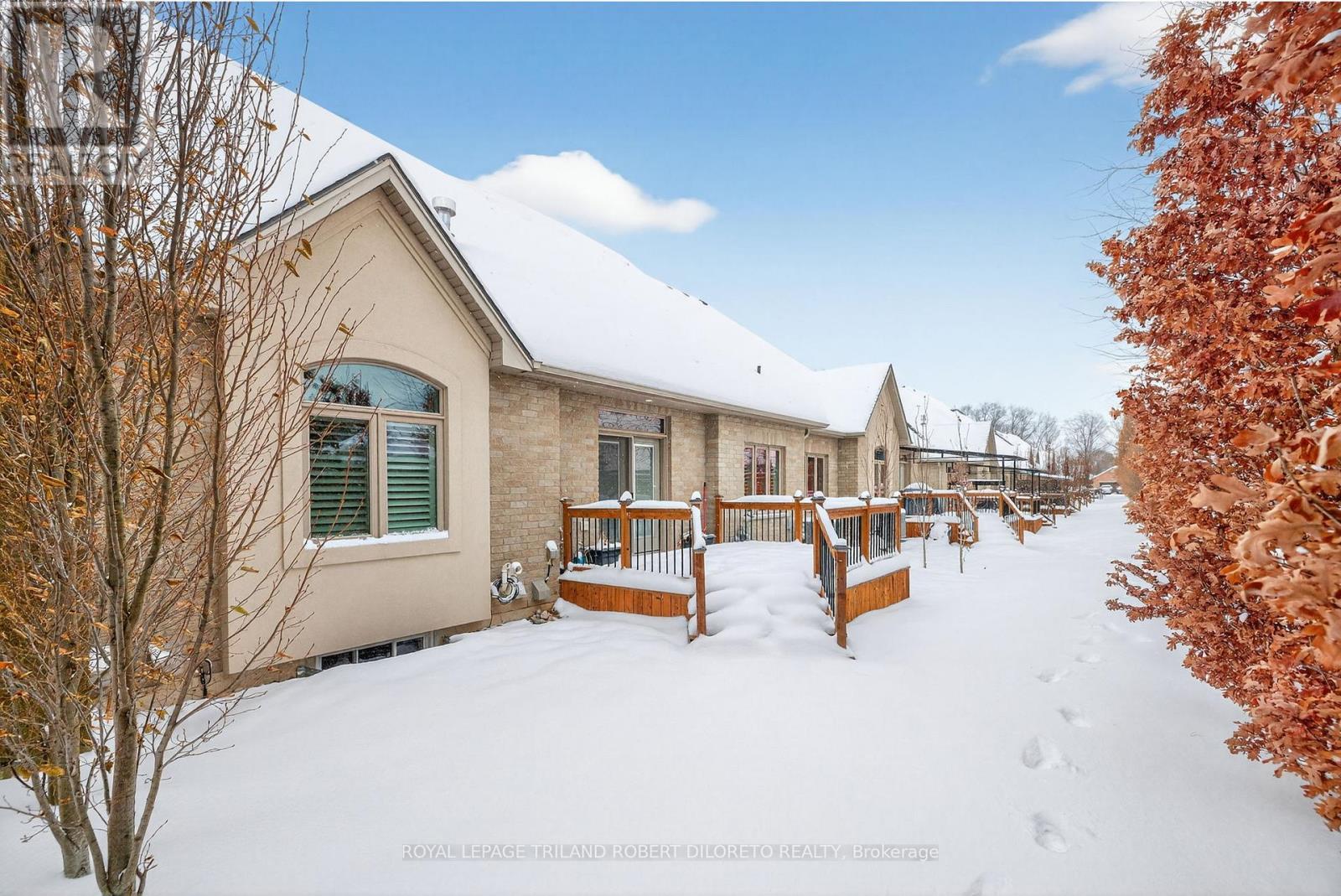 302 - 5 Wood Haven Drive, Tillsonburg, ON - Outdoor