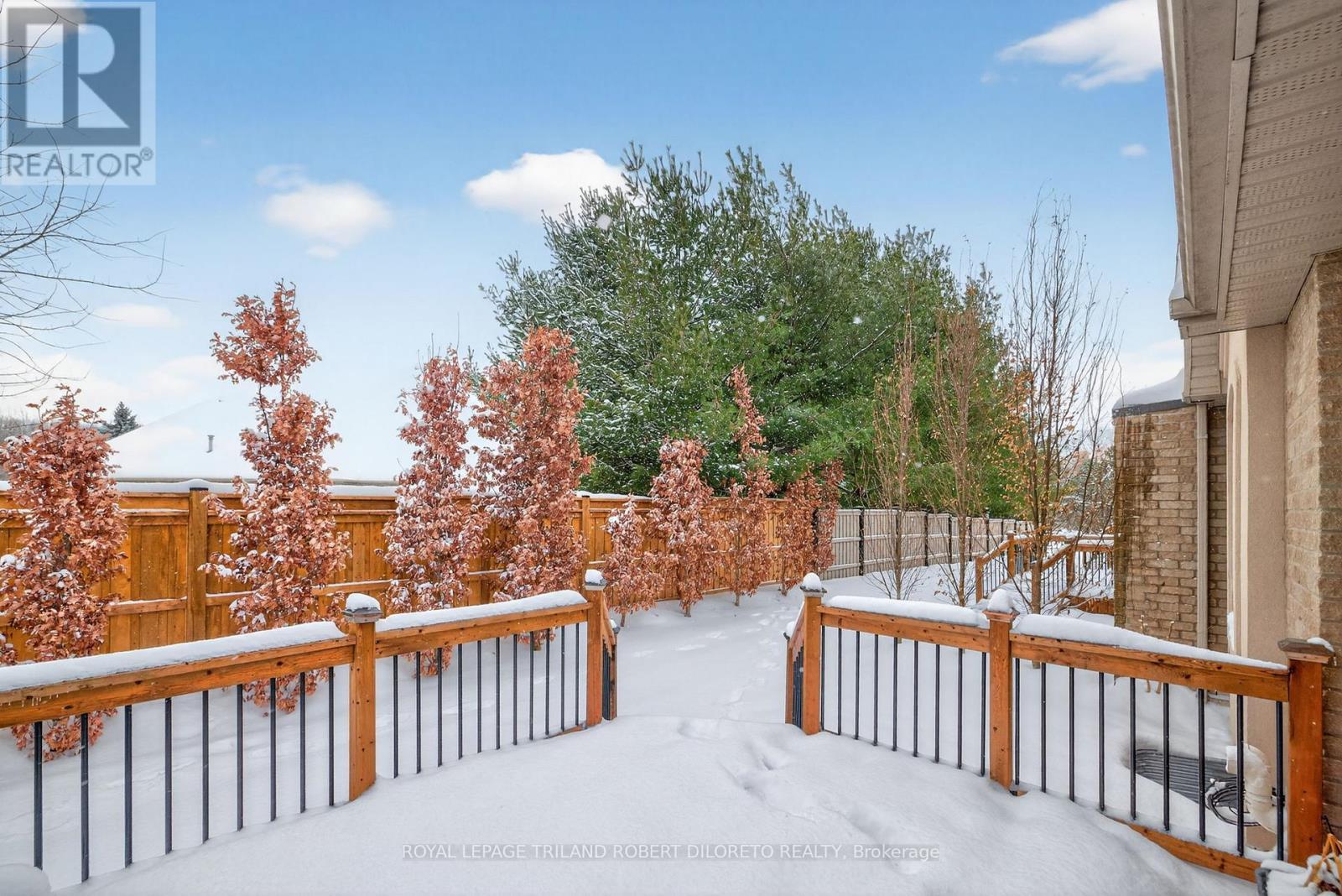 302 - 5 Wood Haven Drive, Tillsonburg, ON - Outdoor