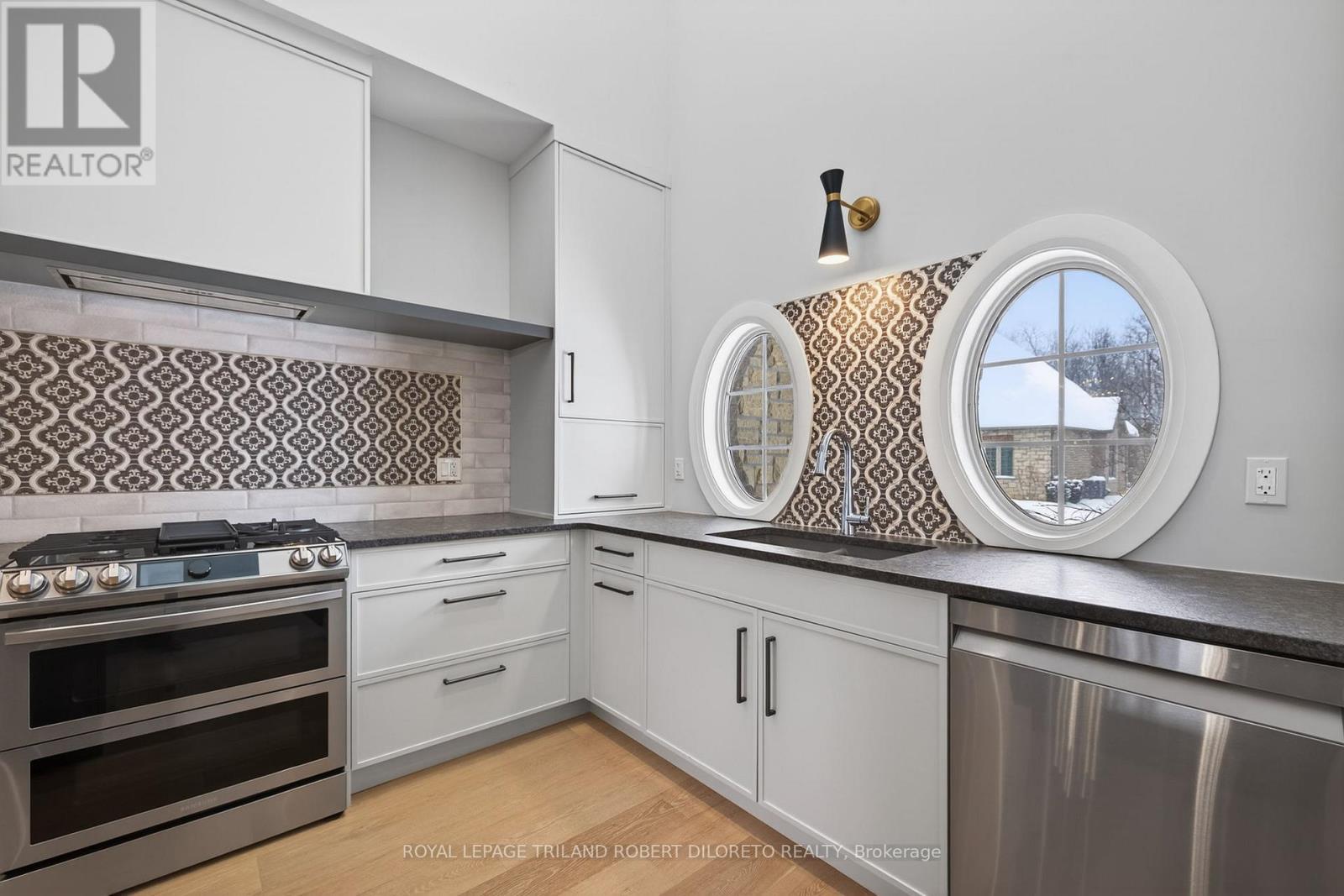 302 - 5 Wood Haven Drive, Tillsonburg, ON - Indoor Photo Showing Kitchen With Upgraded Kitchen