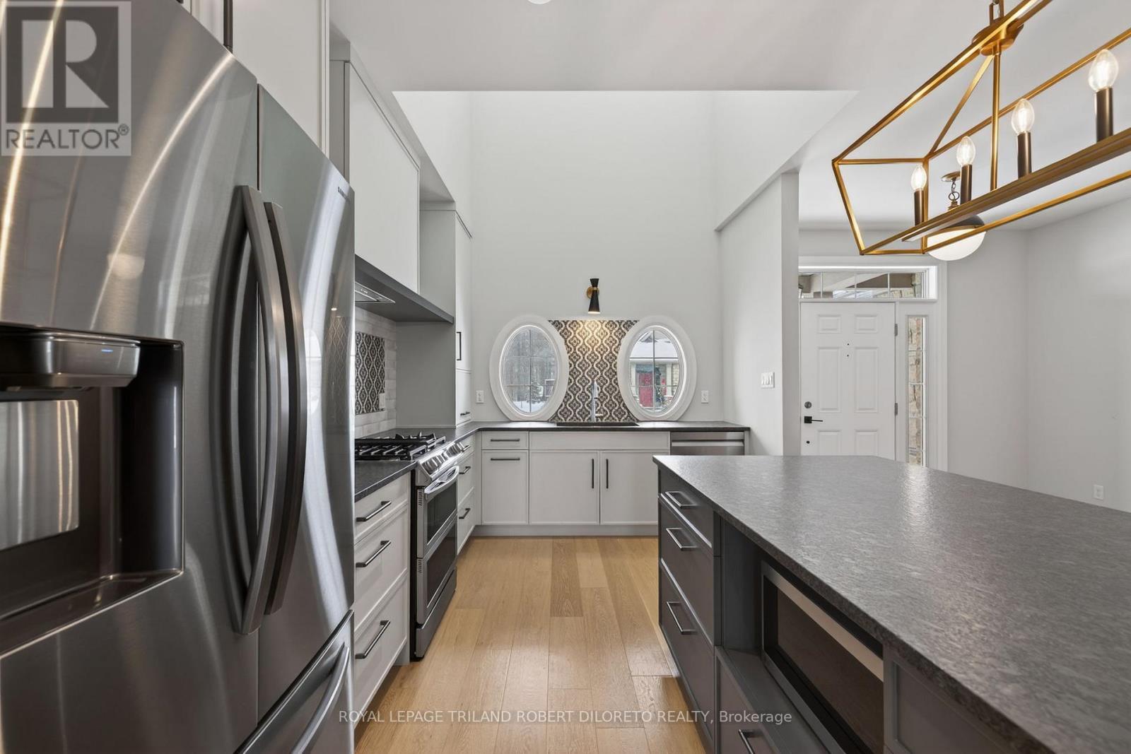 302 - 5 Wood Haven Drive, Tillsonburg, ON - Indoor Photo Showing Kitchen With Upgraded Kitchen