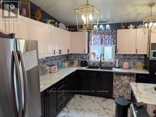 1 - 11 Stewart Street, Strathroy-Caradoc (Se), ON - Indoor Photo Showing Kitchen