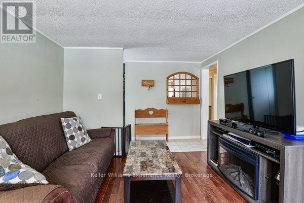9 Dudley Drive, Bracebridge (Macaulay), ON - Indoor Photo Showing Living Room