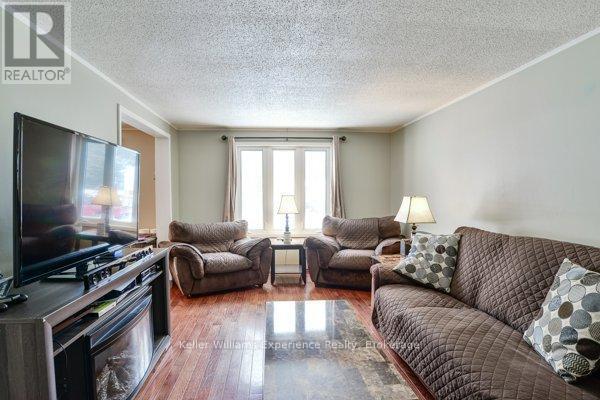 9 Dudley Drive, Bracebridge (Macaulay), ON - Indoor Photo Showing Living Room