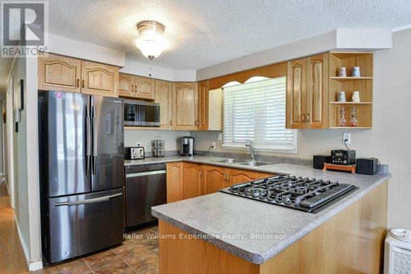 9 Dudley Drive, Bracebridge (Macaulay), ON - Indoor Photo Showing Kitchen With Double Sink