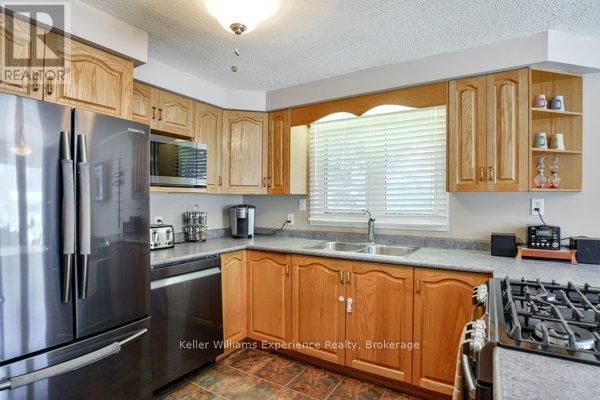 9 Dudley Drive, Bracebridge (Macaulay), ON - Indoor Photo Showing Kitchen With Double Sink
