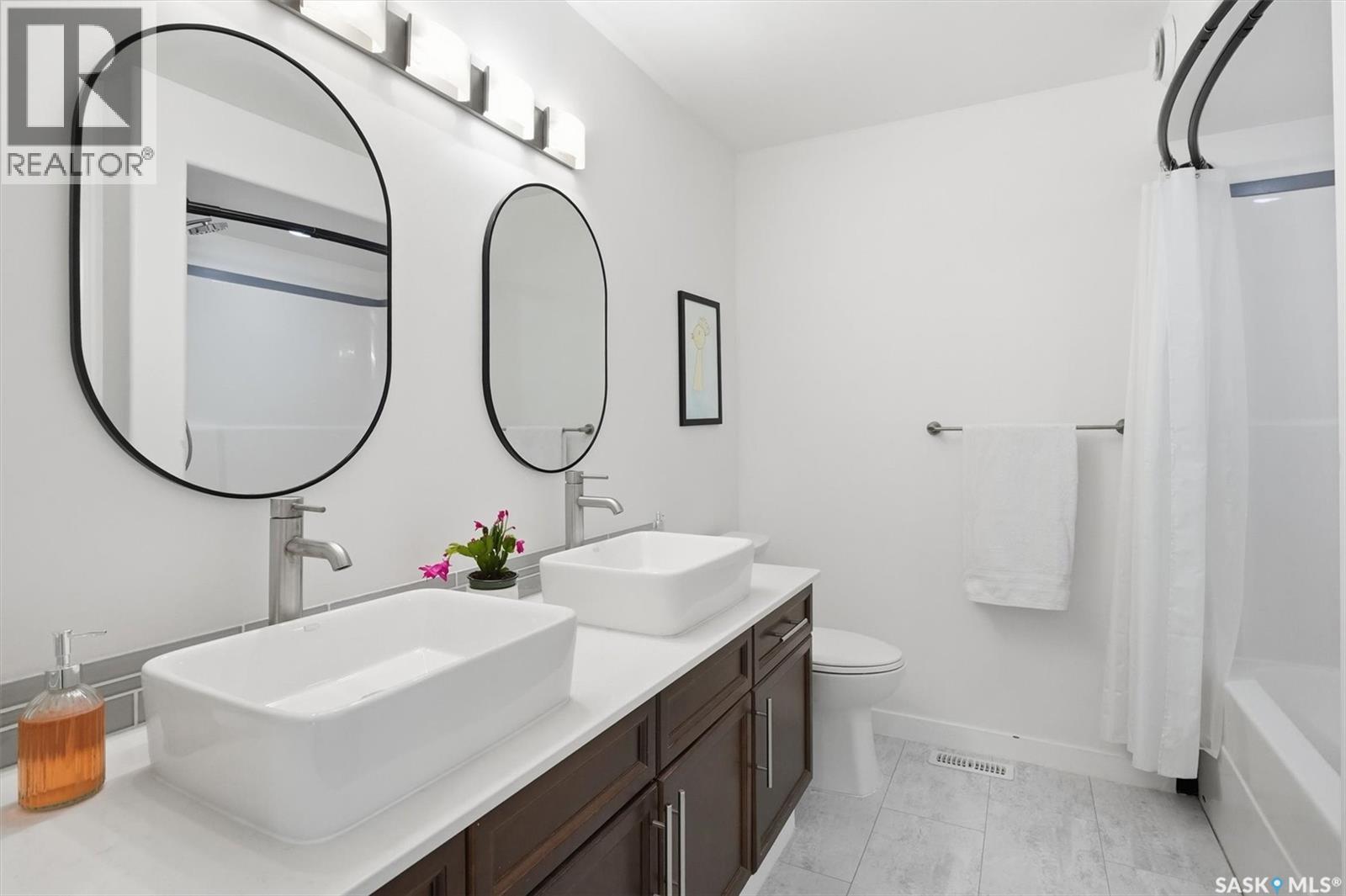 323 Hettle Cove, Saskatoon, SK - Indoor Photo Showing Bathroom