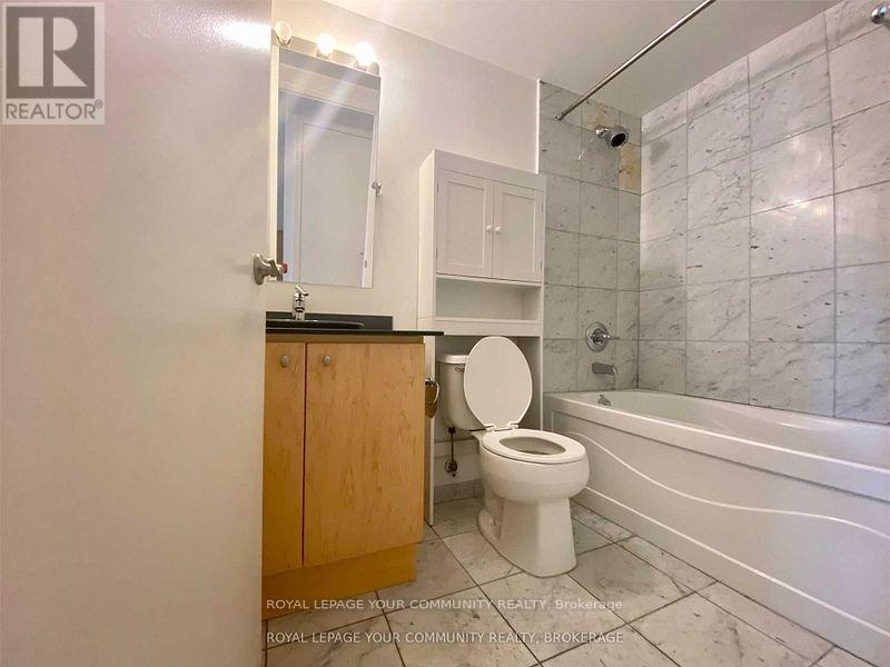 1101 - 8 Scollard Street, Toronto, ON - Indoor Photo Showing Bathroom