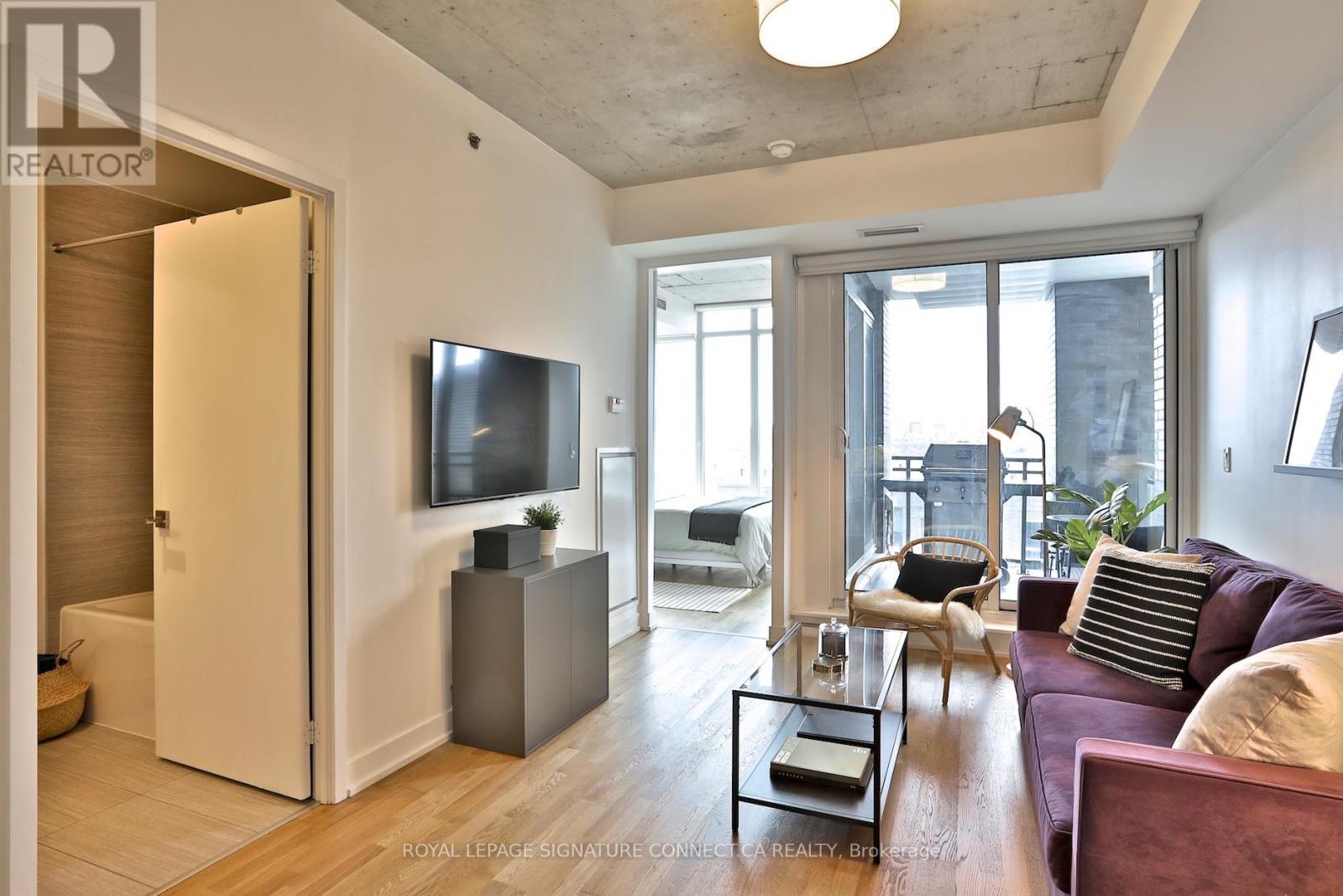 830 - 20 Minowan Miikan Lane, Toronto, ON - Indoor Photo Showing Living Room