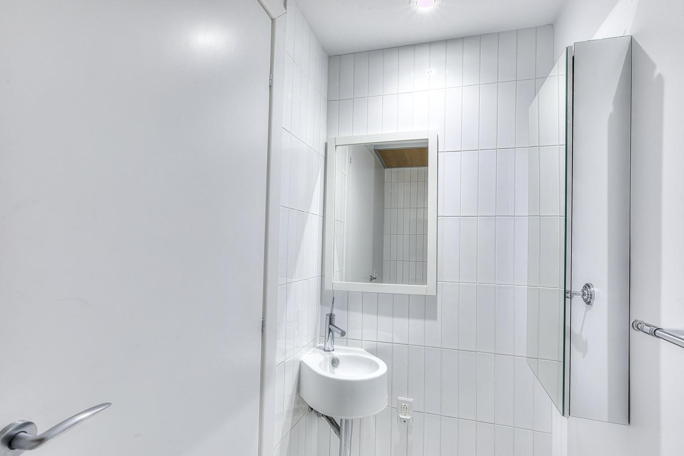 Powder room - 701-445 Av. Viger O., Montréal (Ville-Marie), QC - Indoor Photo Showing Bathroom